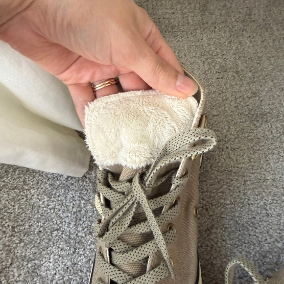 Converse Chuck Taylor Womens High Top Faux Fur Lined Taupe Tan Sneakers 8 - Picture 4 of 10